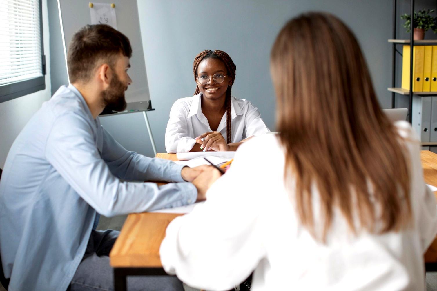 Consulenti finanziari che presentano strategie di investimento a una famiglia