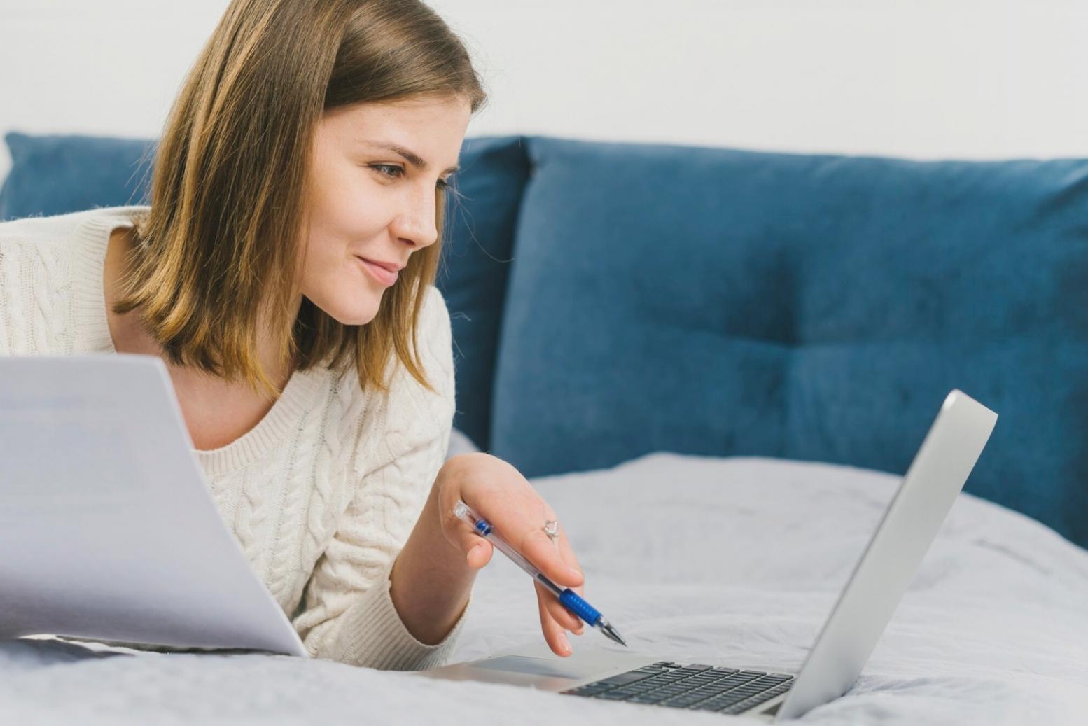 Sessione di formazione con materiali didattici e strumenti di analisi finanziaria